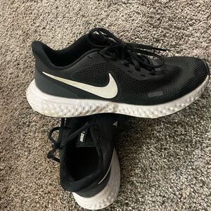 Womens black and white Nike EUC size 8